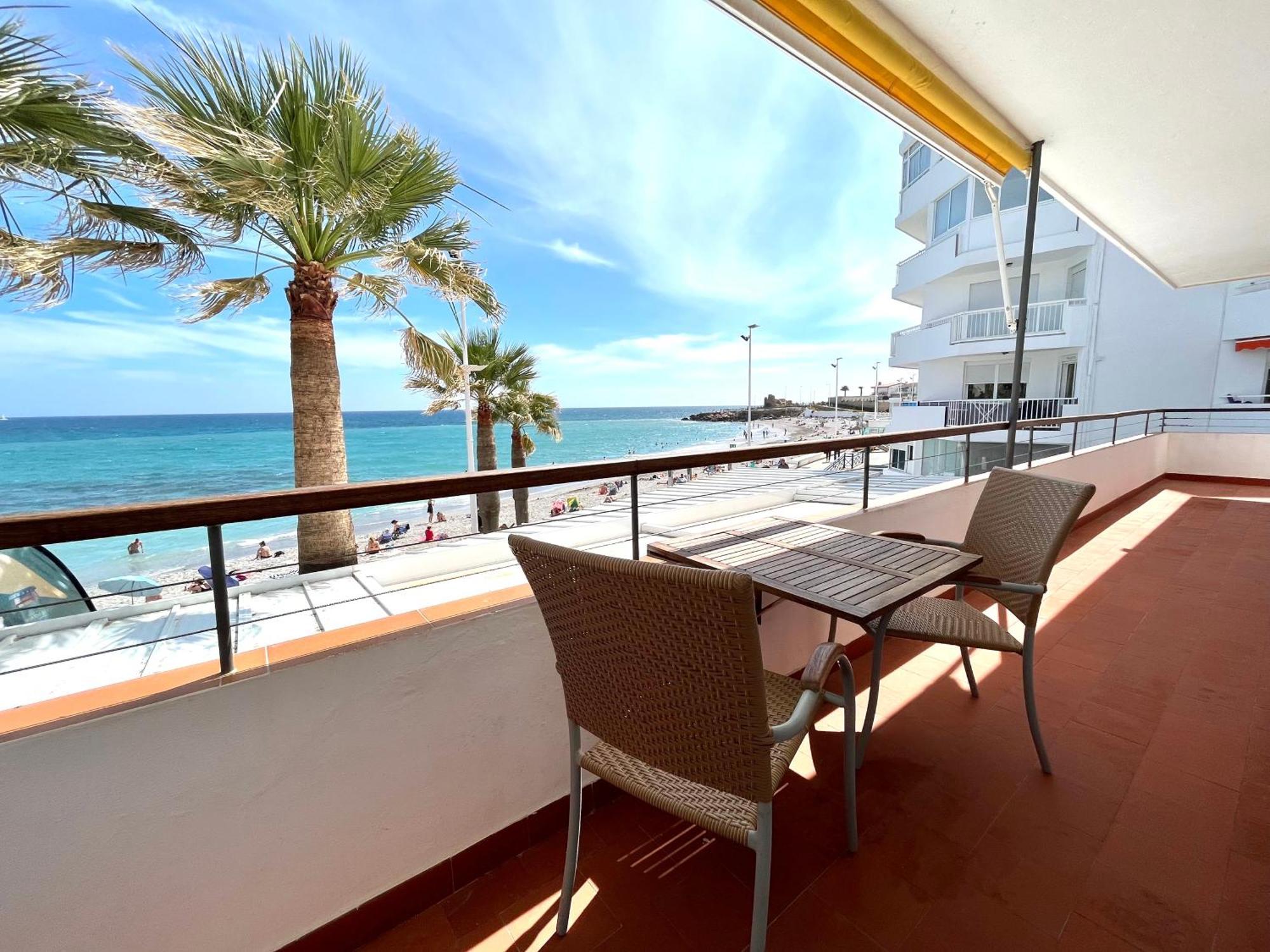 Apartamentos Playa Torrecilla Nerja Bagian luar foto