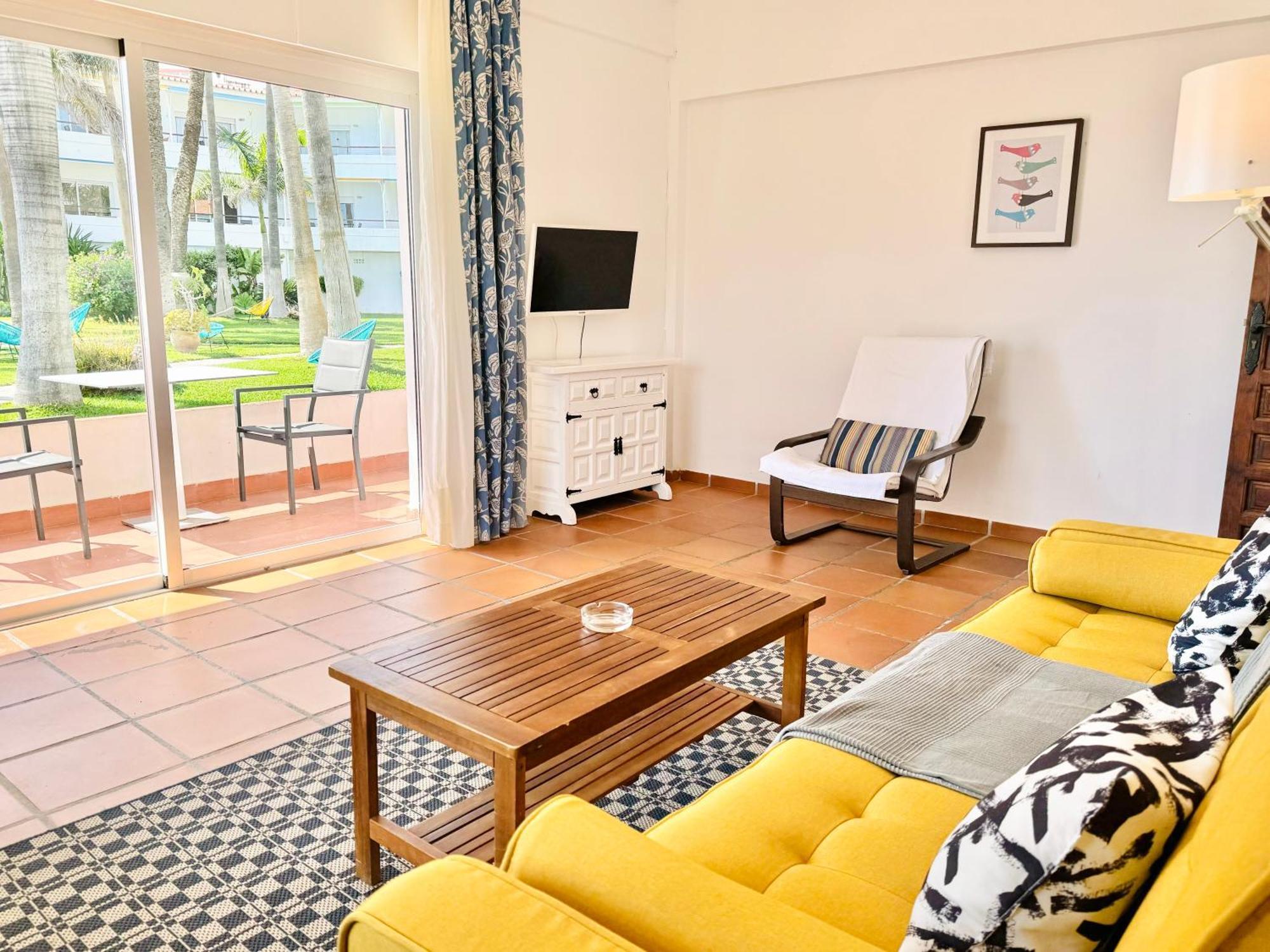 Apartamentos Playa Torrecilla Nerja Ruang foto