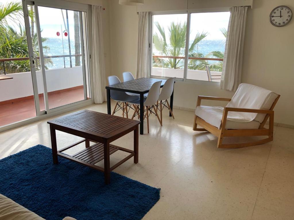Apartamentos Playa Torrecilla Nerja Ruang foto
