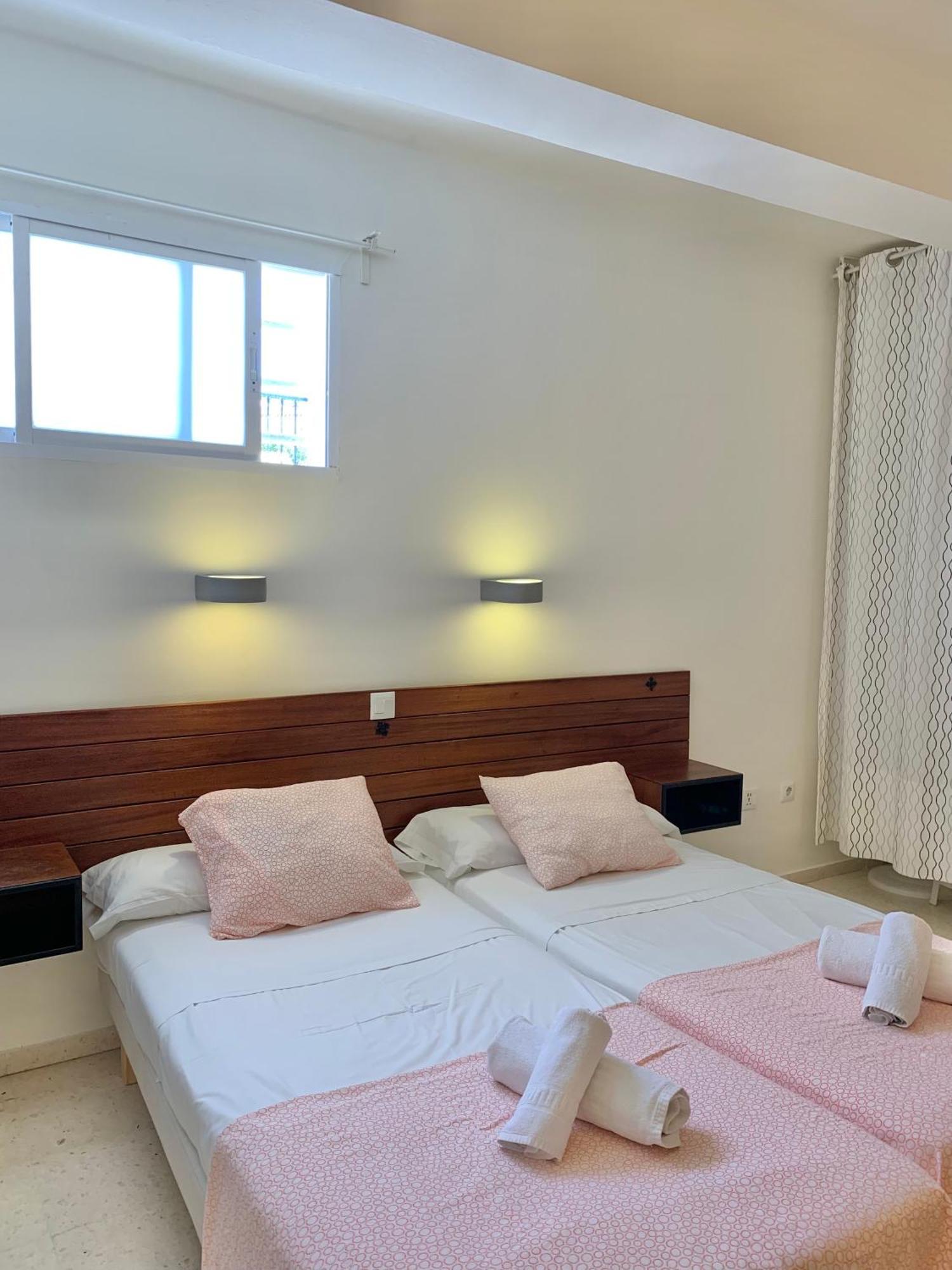 Apartamentos Playa Torrecilla Nerja Ruang foto