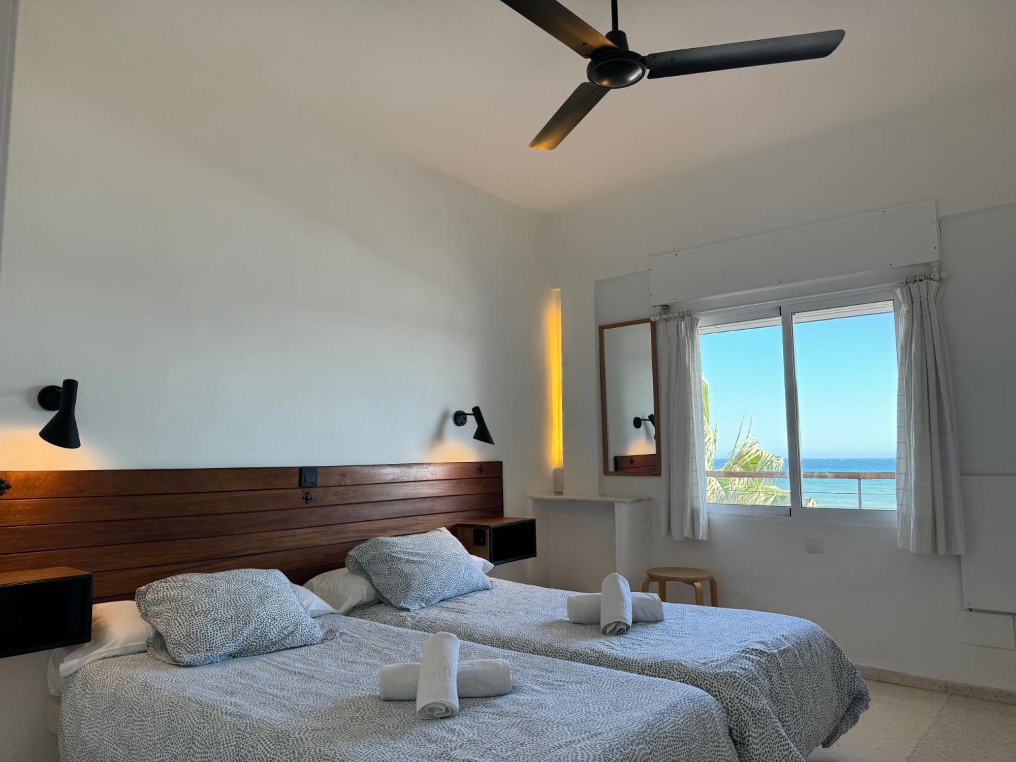 Apartamentos Playa Torrecilla Nerja Bagian luar foto