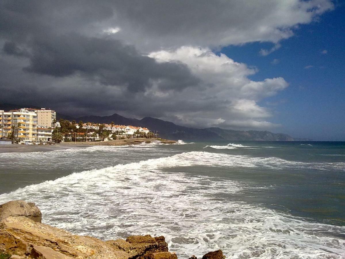 Apartamentos Playa Torrecilla Nerja Bagian luar foto
